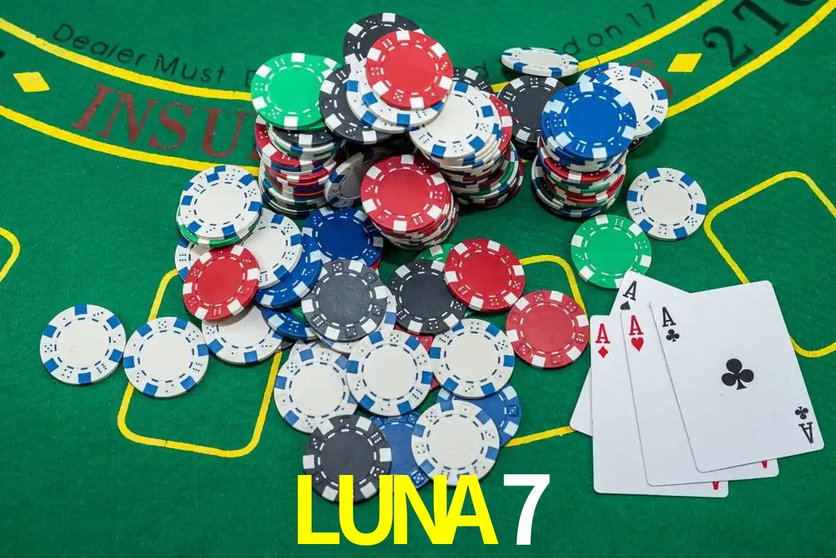 Escena dinámica inspirada en casino con iluminación LUNA7, cartas, fichas e íconos de juegos digitales en un espacio moderno de juegos.